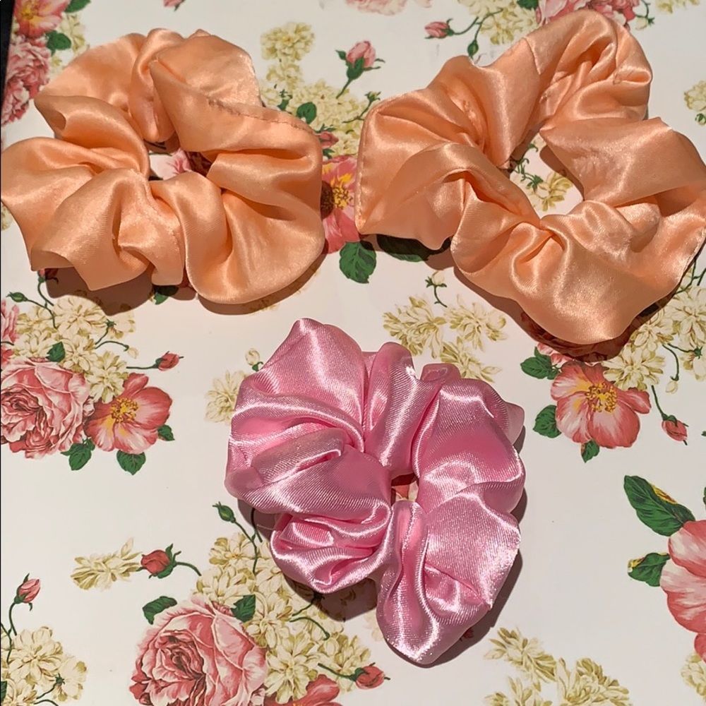 Pack of 3 scrunchies!